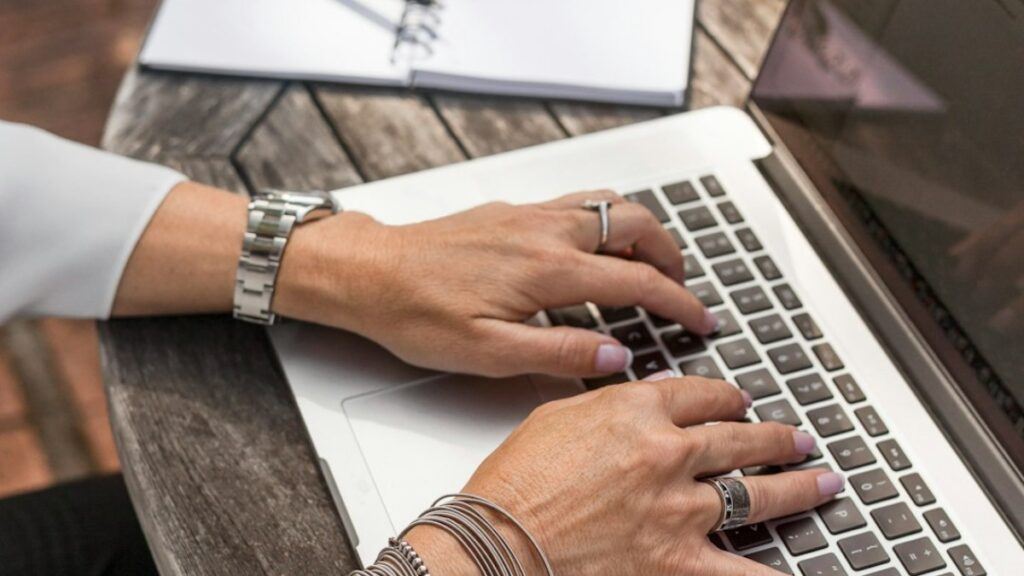 Self-Publishing vs. Traditional Publishing: A Comprehensive Guide for Modern Writers
