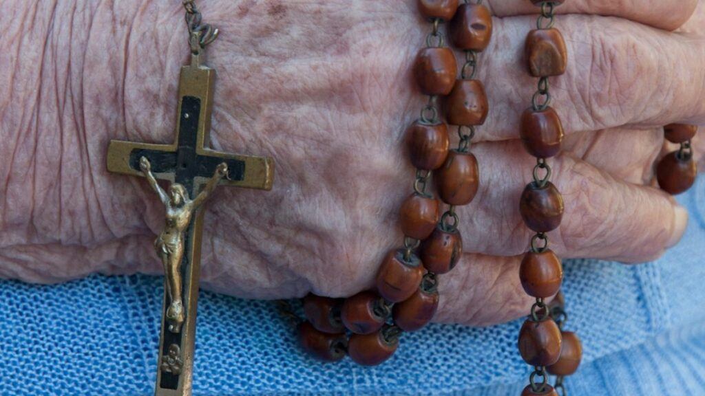 Religion vs. God: Understanding the Differences, Pros, and Cons for Modern Society